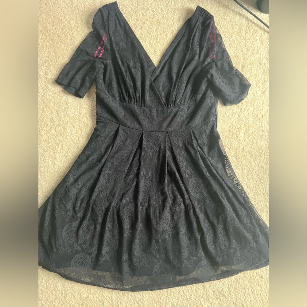 Betsy Johnson black lace v neck cap sleeve party dress